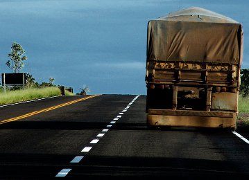 Veículo pesado de mercadorias na estrada